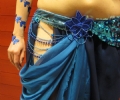 Ylvas blå magdansdräkt - häftig drapering över höften
